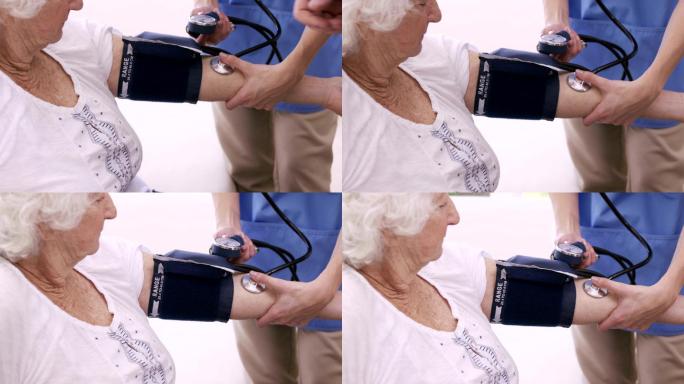护士检查老年妇女血压