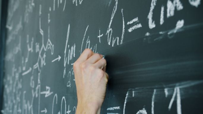 室内数学学生在黑板上写公式的特写慢动作
