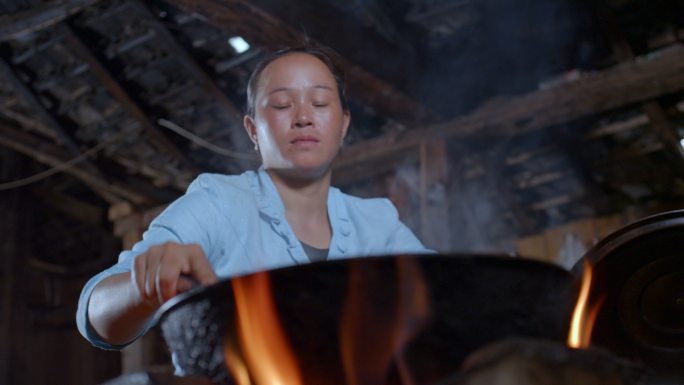 云南农村夫妻吊脚楼里土灶烧火做饭