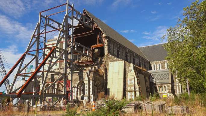 大教堂受损部分用钢架支撑