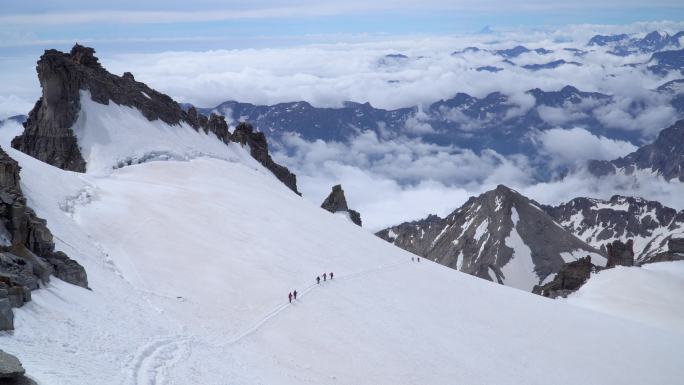 阿尔卑斯山上的一群登山者
