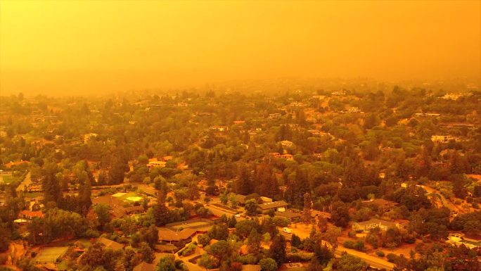 森林大火引发的灾难性橙色天空