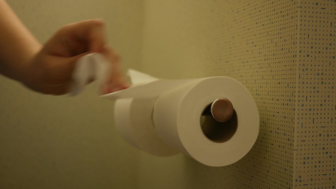 撕扯卫生纸厕所卫生纸上厕所拉肚子