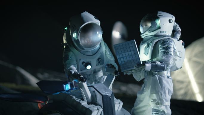 两名宇航员在火星表面探索做准备。