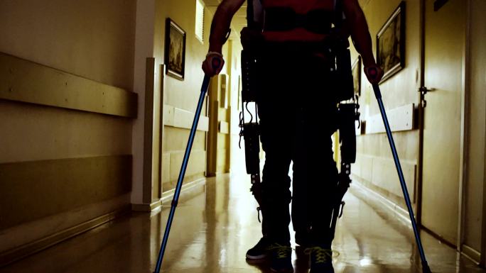 残疾人做康复残疾人康复行走假肢断腿康复