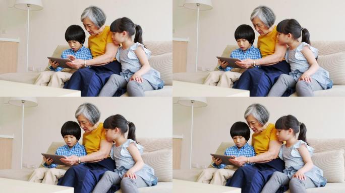 祖母给孩子们读书老年人陪伴晚年生活客厅沙