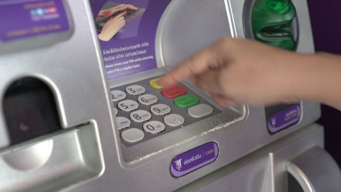 妇女在使用自动柜员机取钱