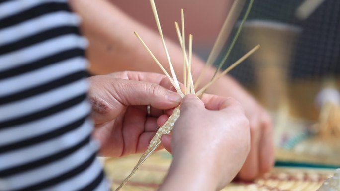 中国农民编麦草扇传统手工艺素材