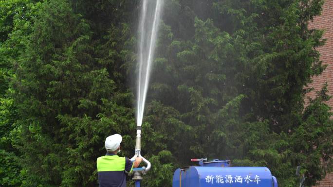 新能源洒水车洒水浇灌树木实拍4k