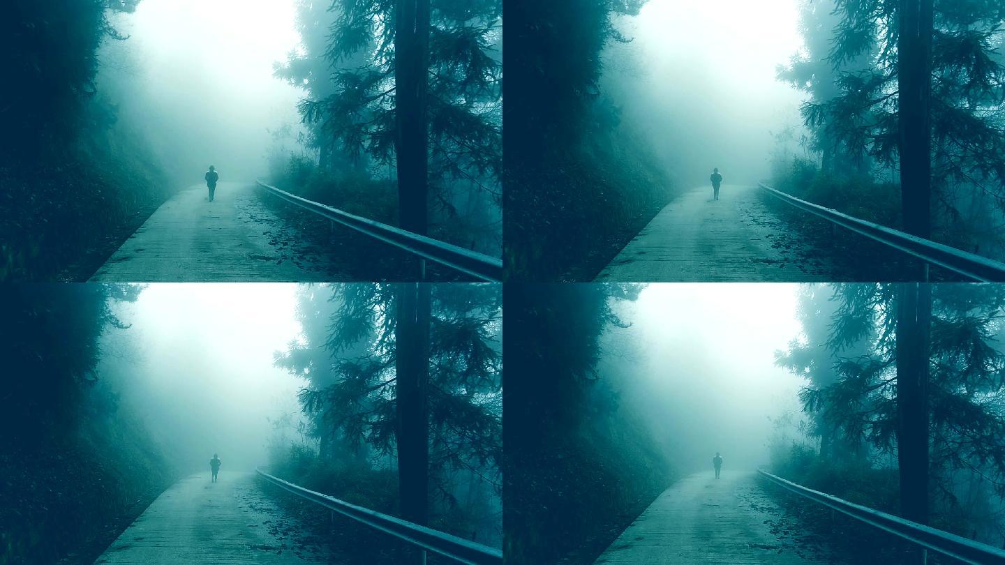 年轻女子孤独地走在雾蒙蒙的路上