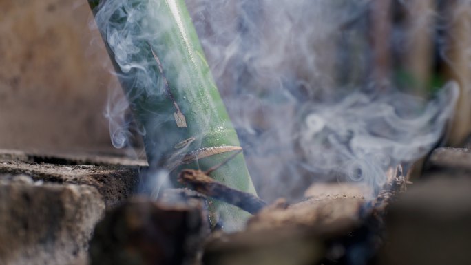 云南农村把虫子放在竹筒里烤制美食