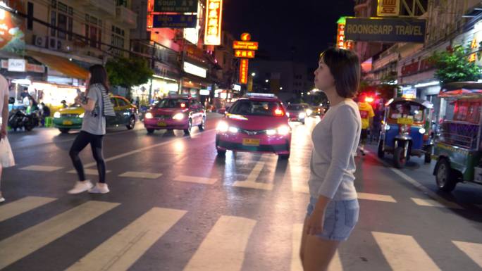 曼谷唐人街妇女夜间横穿马路