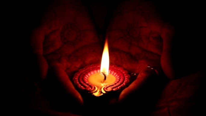 印度妇女手中的蜡烛