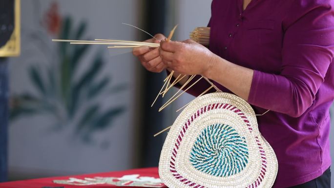 中国传统麦草扇编织特写素材