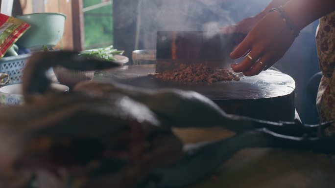 云南农村过年做饭 切肉 烧菜