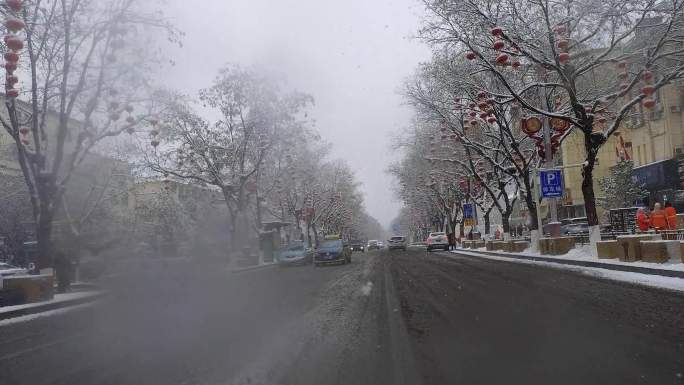 风雪中城市道路
