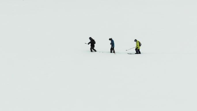 新疆阿勒泰禾木村冰雪徒步、滑雪