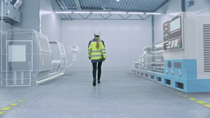 女工程师带着增强现实技术穿过工厂车间