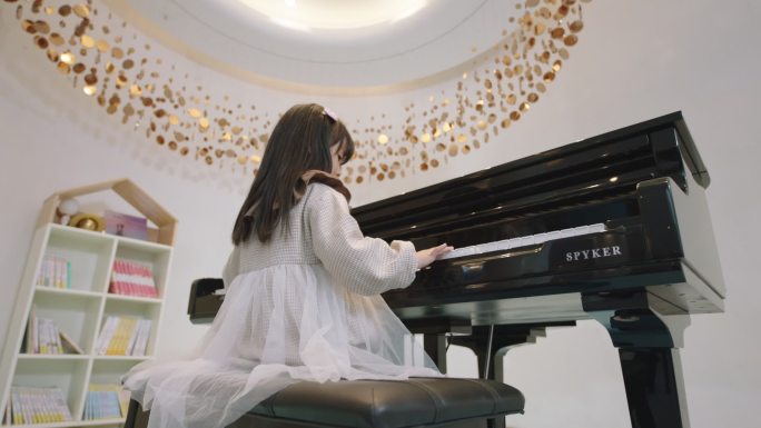 小女孩弹钢琴 学钢琴 钢琴培训
