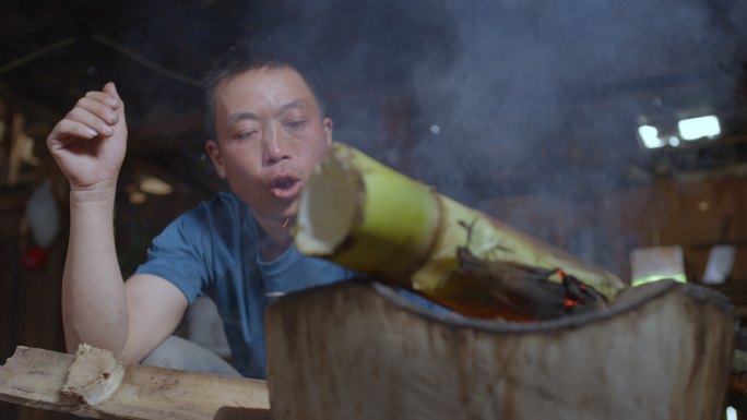 云南农村夫妻吊脚楼里土灶烧火做饭