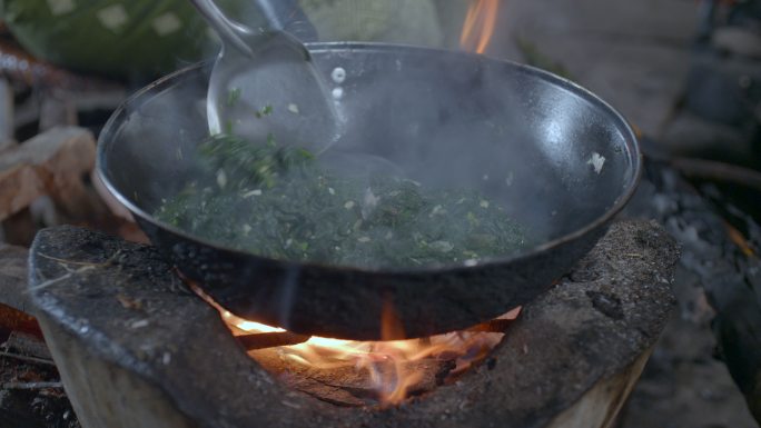 云南农村夫妻吊脚楼里土灶烧火做饭