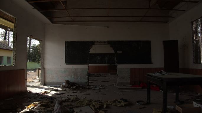 破旧的教室废墟全景