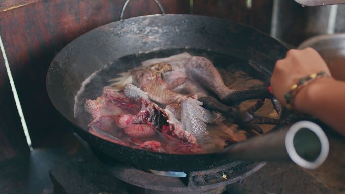 云南农村过年做饭 炖鸡 乌鸡