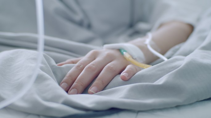 病人的手放在床上看病治病住院部病床输液
