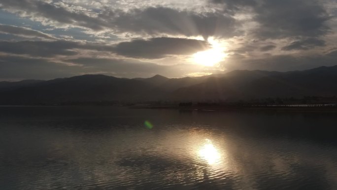 程海湖面清晨高清航拍