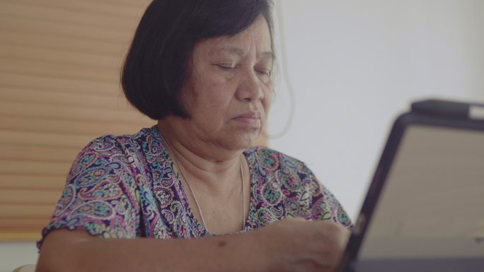 祖母在平板电脑上与医生交谈