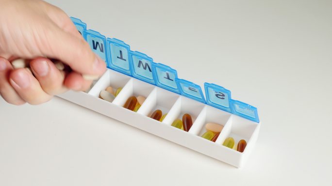 药盒中的药丸药片病人药品配药器具视频素材