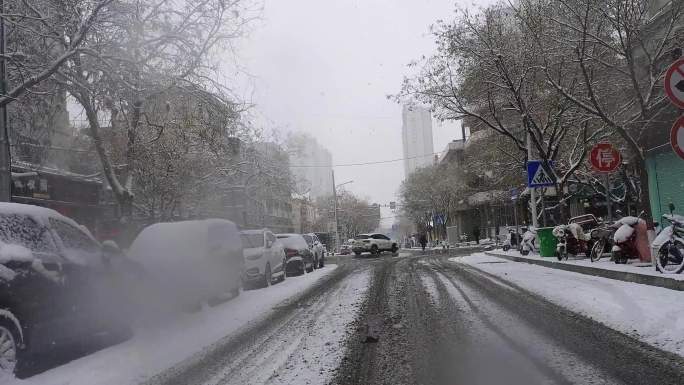 雪天城区道路行车