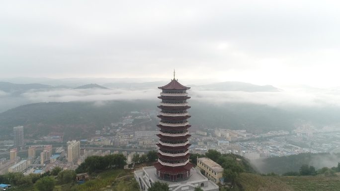 航拍大雾中的高塔