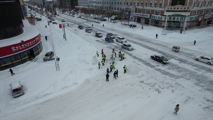 航拍环卫工人清雪   暴雪后的街道
