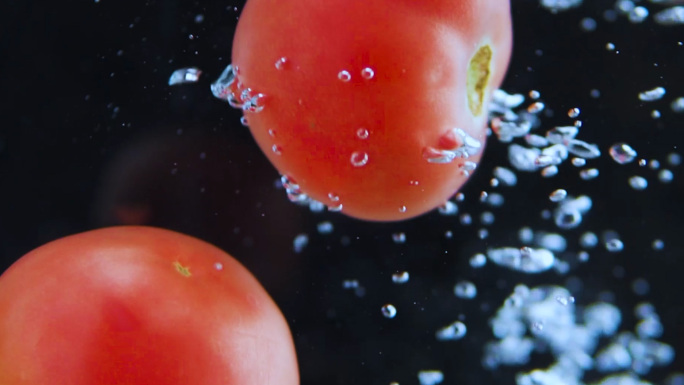 刀切番茄西红柿入水