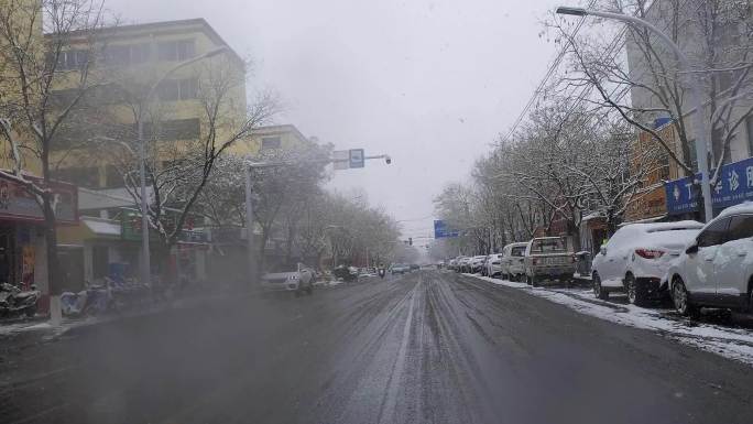 风雪中城市道路开车