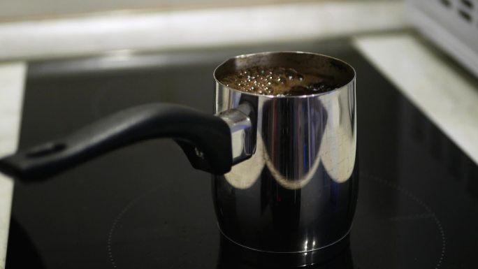 在咖啡壶里煮咖啡