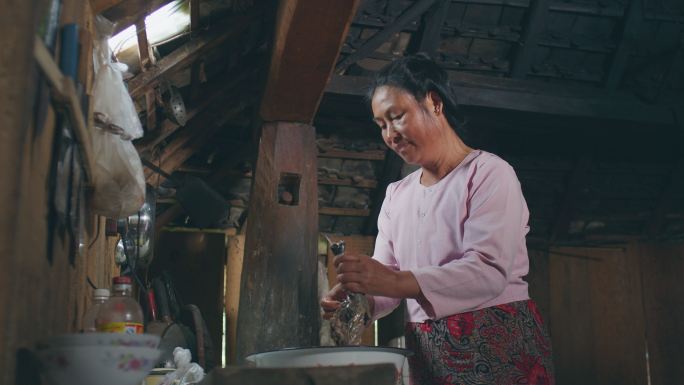 云南农村妇女在厨房做饭