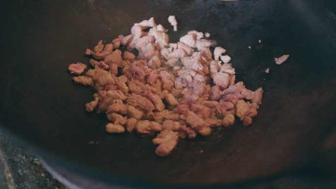 云南农村过年做饭 切肉 烧菜