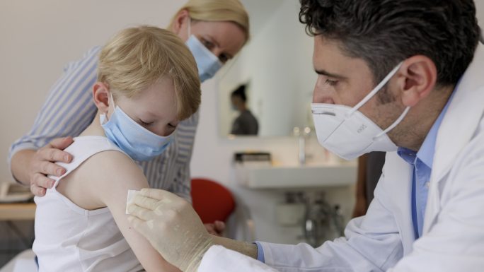 注射流感疫苗国外疫情外国小孩打预防针