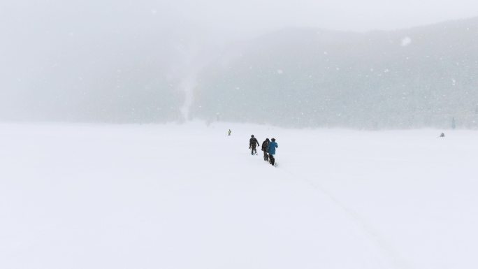 新疆阿勒泰禾木村户外滑雪