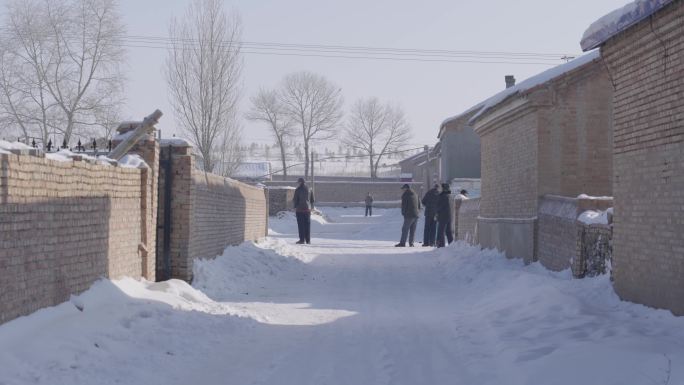 冬季村落雪地和安详的街道