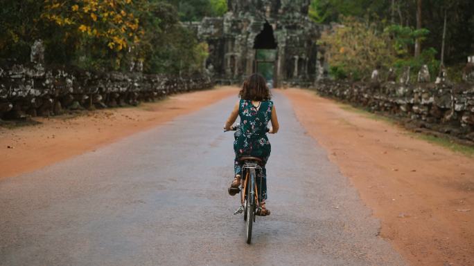 骑自行车的年轻妇女