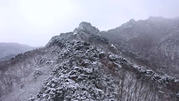 航拍雪中的山脊