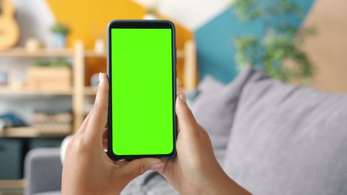 绿色屏幕的手机竖屏观看绿屏追剧