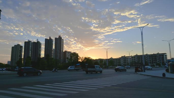 城市道路晚霞延时摄影