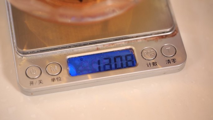 一碗油脂并用厨房秤称重量 (7)
