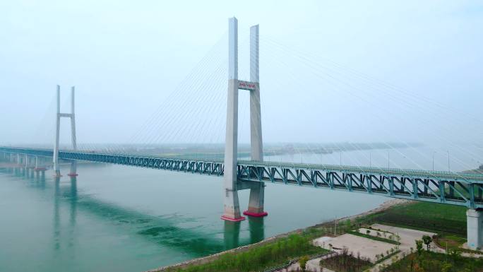 航拍长江公铁大桥，航拍荆州长江公铁大桥