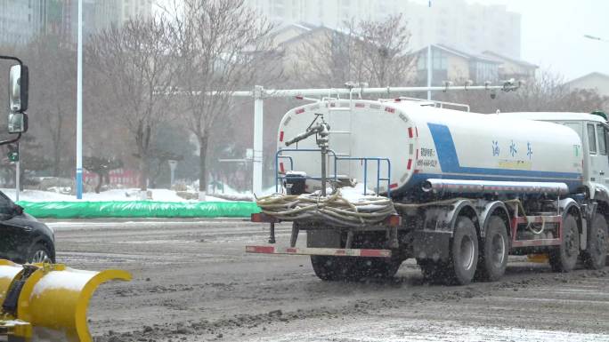 4K实拍城市铲雪车铲雪