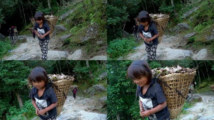 背东西的小孩子贫困山区留守儿童儿童走山路